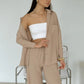 Elegante vrouwelijke set bestaande uit shirt en broek