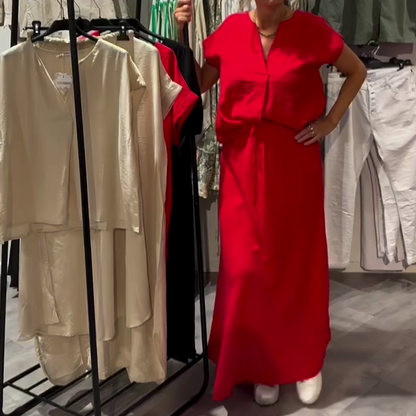 Verfijnde tweedelige zomeroutfit:  basic V-hals top + coole rok