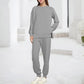 Tweedelige set van een comfortabele sweater en broek voor dames