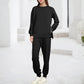 Tweedelige set van een comfortabele sweater en broek voor dames