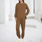 Tweedelige set van een comfortabele sweater en broek voor dames