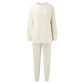 Tweedelige set van een comfortabele sweater en broek voor dames