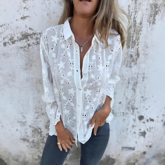 Vrouwenblouse met Kantachtig Design en Bloemenversiering