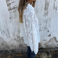 Vrouwenblouse met Kantachtig Design en Bloemenversiering