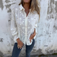 Vrouwenblouse met Kantachtig Design en Bloemenversiering